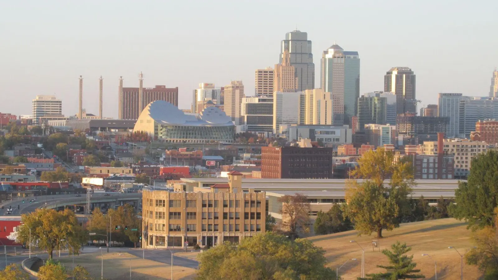 Blick vom Penn Valley Park auf die Skyline von Kansas City: Die gröβte Stadt im US-Bundesstaat Missouri ist bekannt für Jazz, Barbecue, Wildwest und Gangster-Geschichte. (Foto: Heike Schmidt/dpa-tmn)