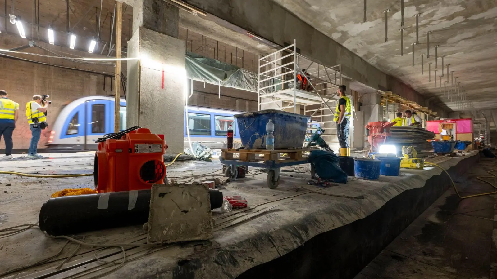 In der Haltestelle Goetheplatz müssen Bauschäden beseitigt werden. (Foto: Peter Kneffel/dpa)
