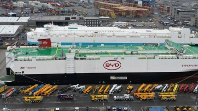 Der Autofrachter „BYD Explorer No.1“ liegt mit 3000 Neuwagen an Bord in Bremerhaven. Der Frachter ist vom chinesischen Shenzen nach Europa gekommen. (Foto: Lars Penning/dpa)
