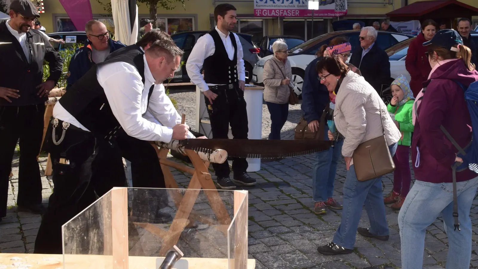 Wer wollte, durfte beim Handwerkermarkt in Uffenheim auch einmal zur Säge greifen.  (Foto: Gerhard Krämer)