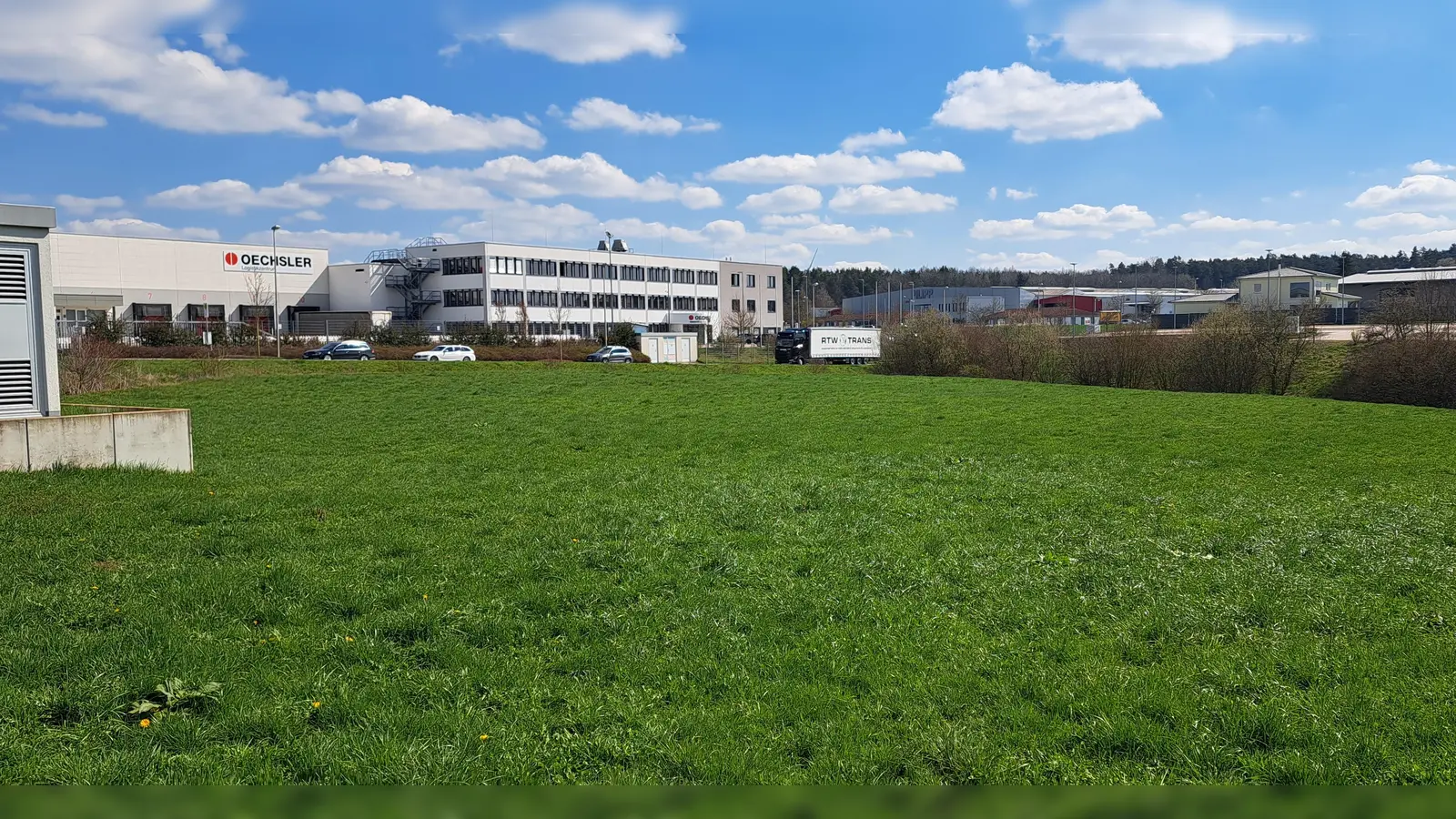 Die Gewerbesteuer, im Foto ist das Gewerbegebiet in Brodswinden zu sehen, ist eine wichtige Einnahmequelle für die Stadt Ansbach. Allerdings gibt es laut der Kämmerei Hinweise, dass die Zahlungen in Zukunft nicht mehr so hoch ausfallen werden wie bisher. (Archivbild: Florian Schwab)