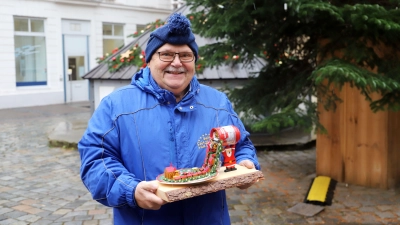 Fritz Heubeck alias „Fritzi-Bubi” zeigt seine neue Bastelarbeit für den Ansbacher Weihnachtsmarkt. (Foto: Oliver Herbst)