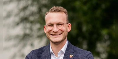 Bürgermeister Simon Göttfert blickt optimistisch in die Zukunft der Gemeinde. (Foto: Katharina Mega/Spiegelhof Fotografie)