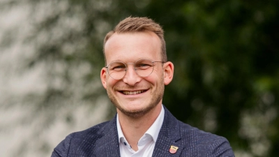 Bürgermeister Simon Göttfert blickt optimistisch in die Zukunft der Gemeinde. (Foto: Katharina Mega/Spiegelhof Fotografie)