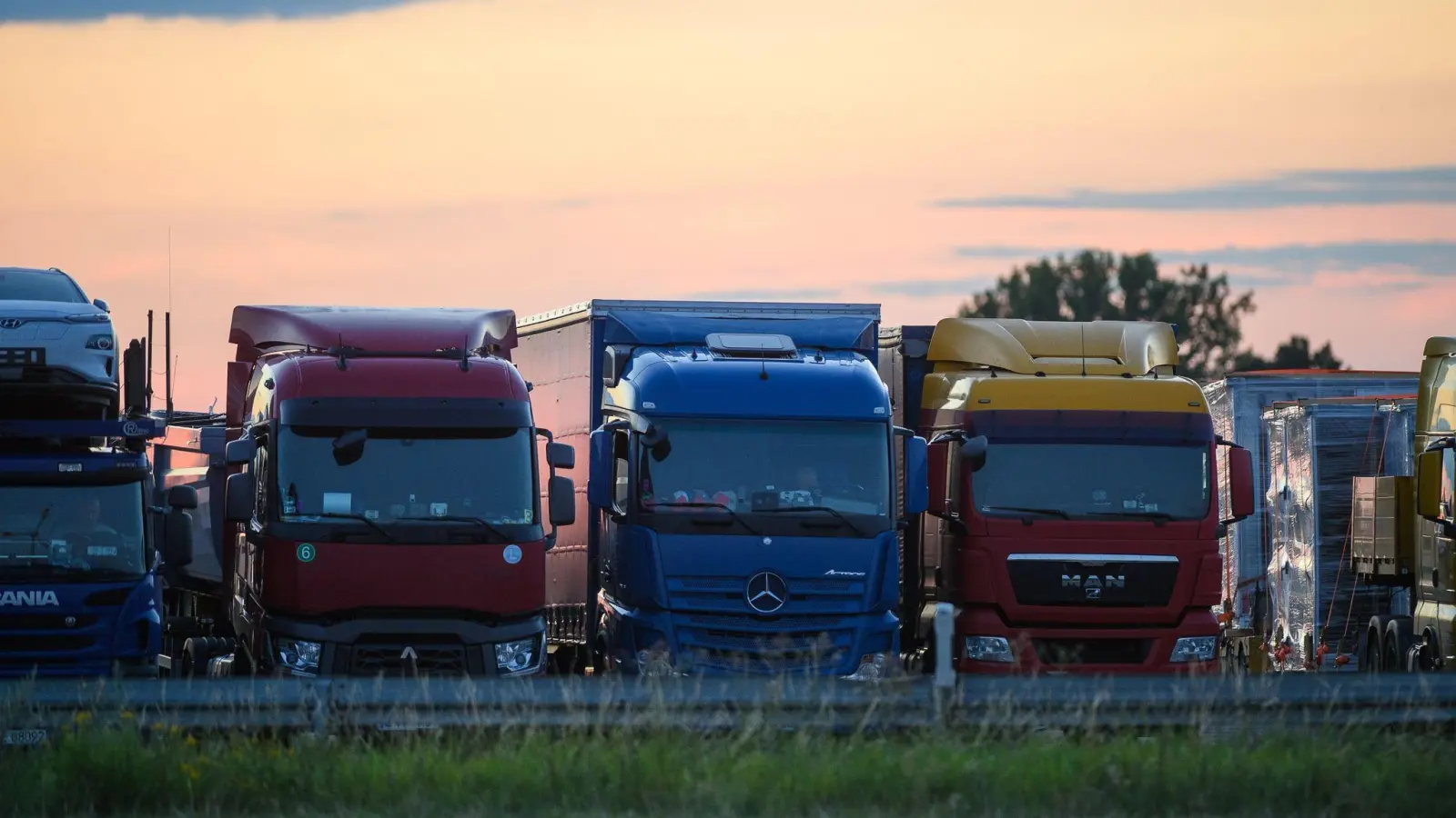 An Lkw-Tanks machten sich Diebe bei Schnelldorf zu schaffen. Sie zapften rund 1000 Liter Diesel ab (Symbolbild: Klaus-Dietmar Gabbert/dpa-Zentralbild/dpa)