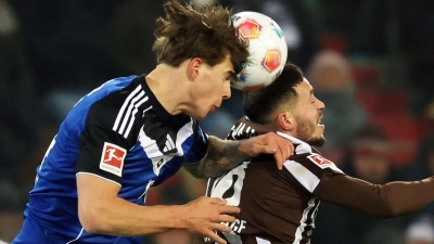 Viel Kampf, wenig Spiel im Stadtderby: HSV-Abwehrchef Luka Vuskovic (l) und St. Paulis Mathias Pereira Lage im Kopfballduell.  (Foto: Christian Charisius/dpa)