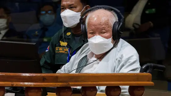 Khieu Samphan, ehemaliger Staatschef der Roten Khmer, sitzt in einem Gerichtssaal während einer Anhörung vor dem Kriegsverbrechertribunal in Phnom Penh, Kambodscha. (Foto: Nhet Sok Heng/Extraordinary Chambers in the Courts of Cambodia/AP/dpa)