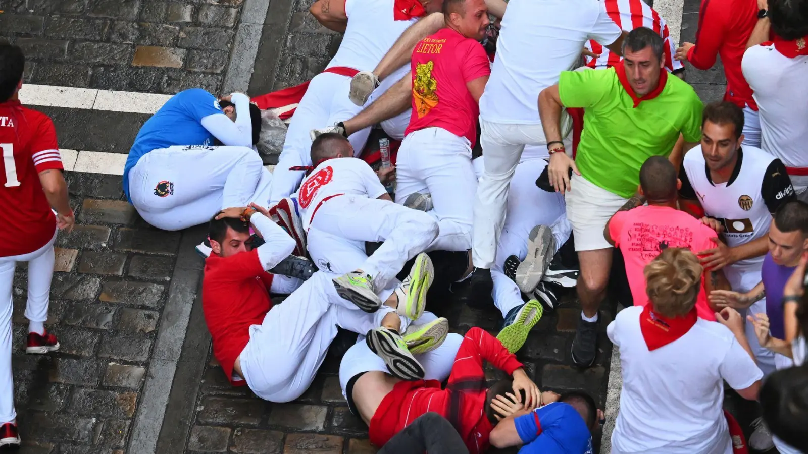 Gefährliche Szenen prägen auch den siebten Stierlauf in Pamplona. (Foto: Miguel Oses/AP/dpa)