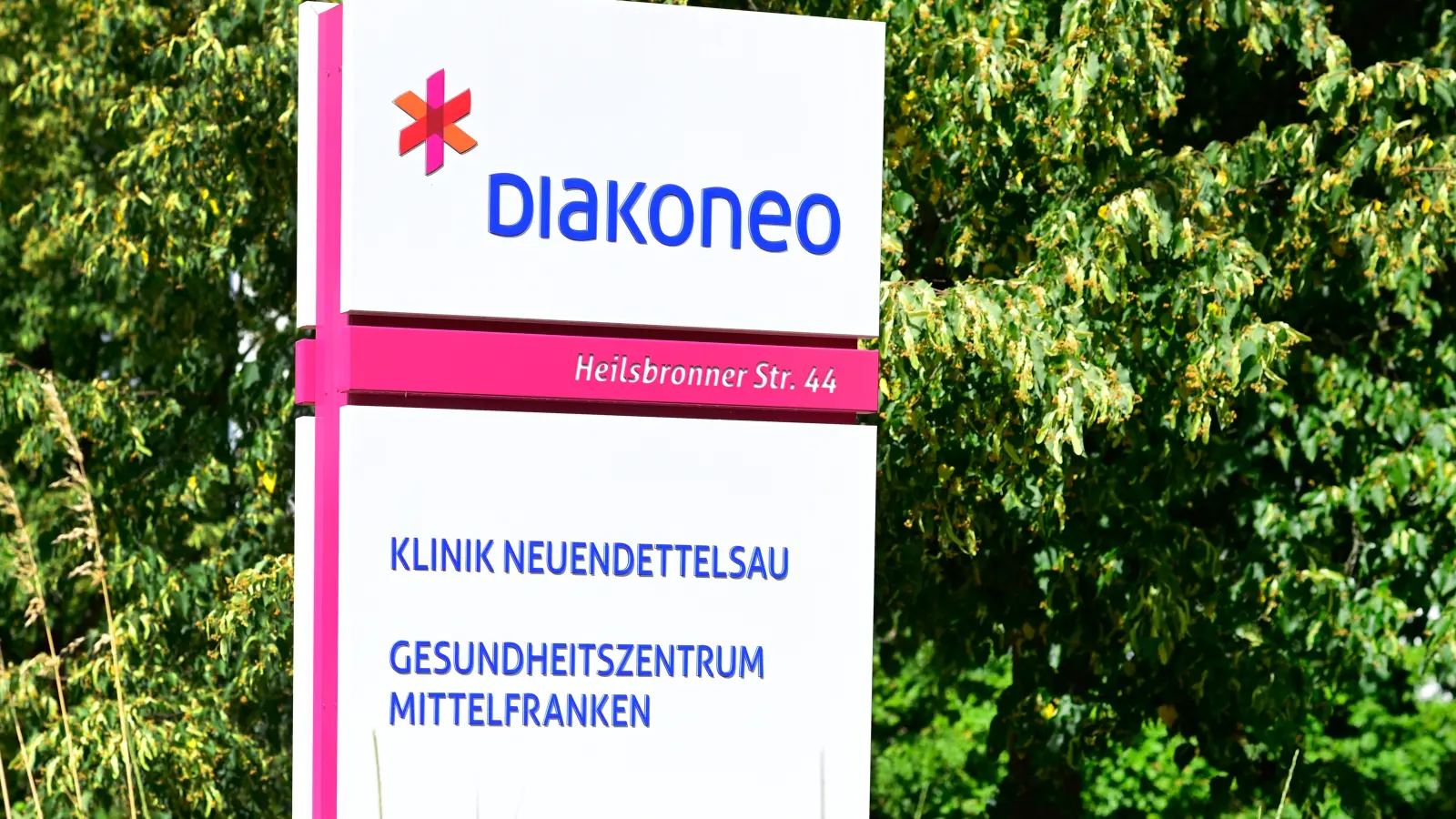 Der Sozialkonzern beschäftigt über 11.000 Mitarbeitende in rund 200 Einrichtungen. Die Klinik am Unternehmenssitz in Neuendettelsau wurde im Vorjahr geschlossen.  (Archivbild: Jim Albright)