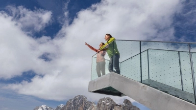 Neue Attraktion an der Dachstein-Bergstation: Besucher können eine Himmelsleiter erklimmen, die einen beeindruckenden Blick auf die Berge bietet. (Foto: Harald Steiner/Harald Steiner/dpa)
