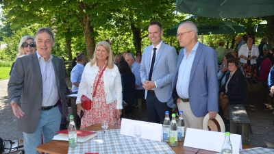 Gelöste Stimmung schon vor dem Beginn der Diskussion: Moderator Matthias Oberth, Dr. Birgit Kreß, Dr. Christian von Dobschütz und Uwe Kekeritz (von links). (Foto: Patrick Lauer)