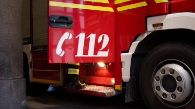 Die Feuerwehr rückte an, als im Allgäu wegen eines Sturms ein Zug entgleiste. (Symbolbild) (Foto: Niklas Treppner/dpa)
