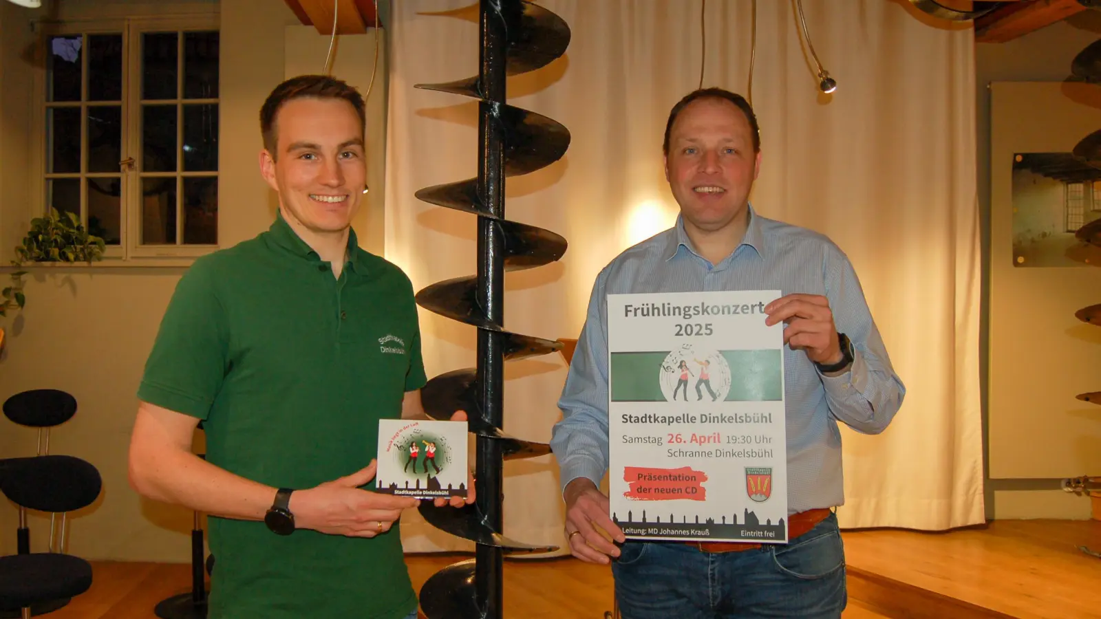 Vorsitzender Jakob Lang (links) hält ein Exemplar der neuen CD in seinen Händen, die die Stadtkapelle mit ihrem Dirigenten Johannes Krauß (rechts) kürzlich aufgenommen hat. Rund 50 Musikerinnen und Musiker waren an den Aufnahmen beteiligt. (Foto: Markus Weinzierl)