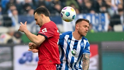 KSC-Profi Marcel Franke (r) versucht, Hertha-Torjäger Haris Tabakovic zu stoppen. (Foto: Jan-Philipp Strobel/dpa)
