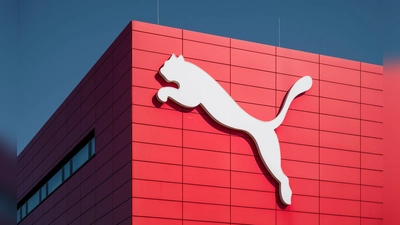 Ein Puma Logo ist an der Wand des Puma Outlets in Herzogenaurach zu sehen. (Foto: Daniel Vogl/dpa)