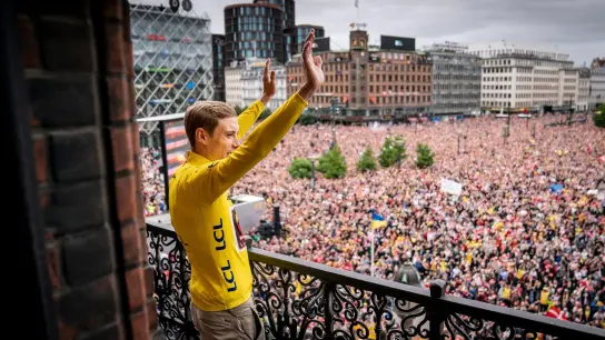 Abertausende Menschen jubeln in Kopenhagen Tour-Sieger Jonas Vingegaard zu, der auf dem Balkon des Rathauses den Fans winkt. (Foto: Thomas Sjoerup/Ritzau Scanpix Foto/AP/dpa)