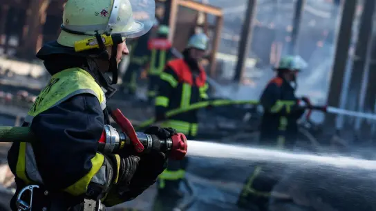 Feuerwehrleute löschen einen Brand im Landkreis Hof. (Foto: Nicolas Armer/dpa/Symbolbild)