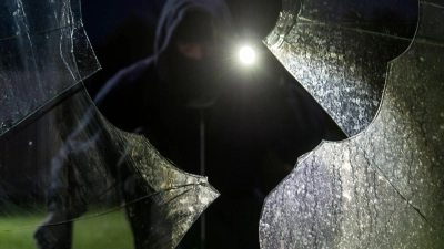 Wie „einladend“ Ihr Grundstück für Einbrecher ist, können Sie durch eine bewusste Gestaltung beeinflussen. (Foto: Daniel Maurer/dpa/dpa-tmn)