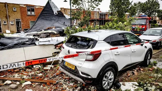 Erheblichen Schaden richtete eine Windhose in der niederländischen Stadt Zierikzee an. (Foto: JEFFREY GREENWEG/ANP/dpa)