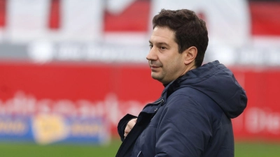 Argirios Giannikis, Trainer des TSV 1860 München, steht am Spielfeldrand. (Foto: Karl-Josef Hildenbrand/dpa/Archivbild)