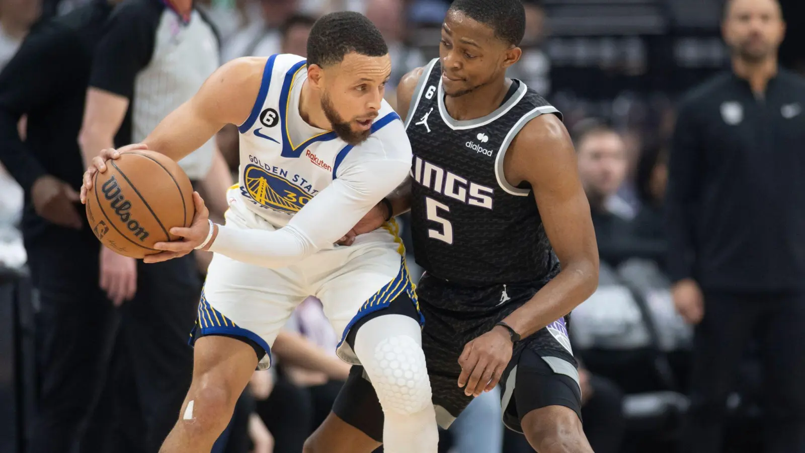 Stephen Curry von den Golden State Warriors wird von De&#39;Aaron Fox von den Sacramento Kings verteidigt. (Foto: José Luis Villegas/AP/dpa)