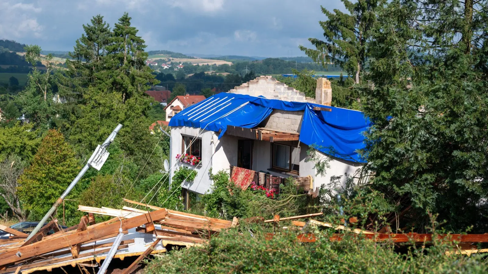 Ein schwer beschädigtes Haus, dessen Dach von einem Sturm abgedeckt wurde,  in Asweiler im Saarland. (Foto: Harald Tittel/dpa)