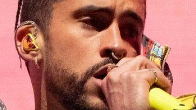 Bad Bunny wird der Star der Halbzeit-Show des Super Bowl am 8. Februar. (Archivbild) (Foto: Amy Harris/Invision/AP/dpa)