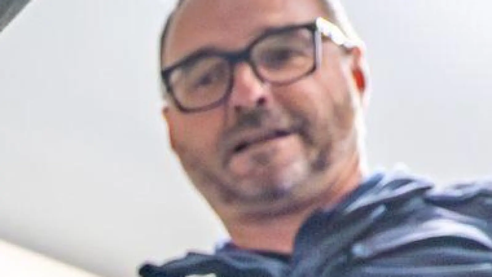 Polizeihund Dimi ist auf Datenträger spezialisiert. Hier findet er eine Festplatte. Dimi ist im Team unterwegs mit seinem Polizeihundeführer Ralf Strasser-Moraras. (Foto: Armin Weigel/dpa)