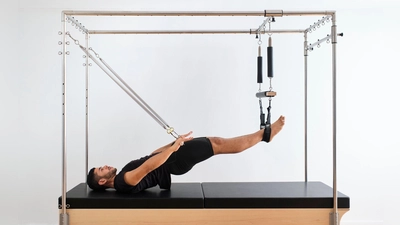 Reformer Pilates wird auf einem speziellen Gerät trainiert und verbessert Kraft, Flexibilität und Körperhaltung durch kontrollierte Bewegungen. (Foto: Antonio Ovejero Diaz/Westend61/dpa)