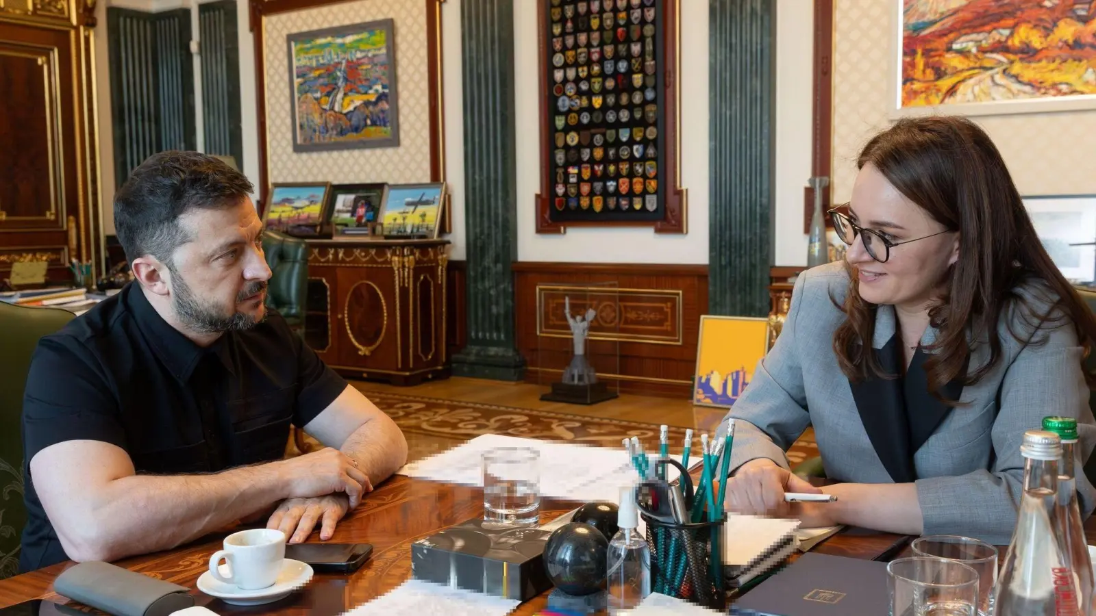 Der ukrainische Präsident Wolodymyr Selenskyj beauftragt die stellvertretende Ministerpräsidentin Julia Swyrydenko mit einer Regierungsumbildung.  (Foto: President Of Ukraine/APA Images/ZUMA Press Wire/dpa)