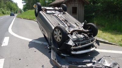 Auf dem Dach landet das Fahrzeug nach einem missglückten Überholmanöver auf der Staatsstraße 2255 bei Buchen. (Foto: Christa Frühwald)