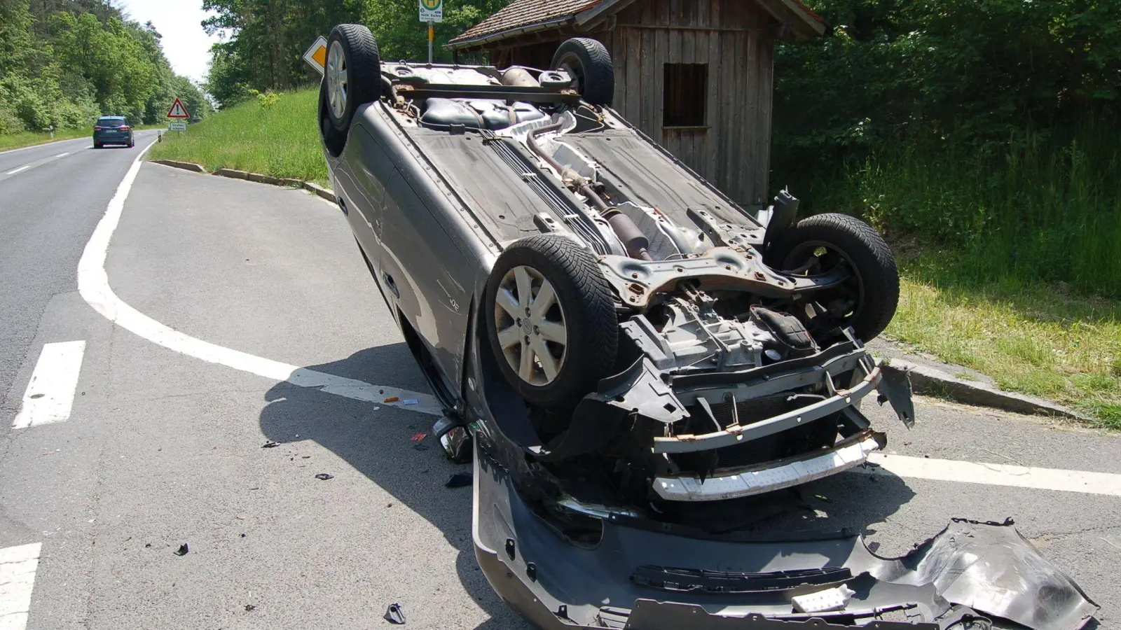 Auf dem Dach landet das Fahrzeug nach einem missglückten Überholmanöver auf der Staatsstraße 2255 bei Buchen. (Foto: Christa Frühwald)