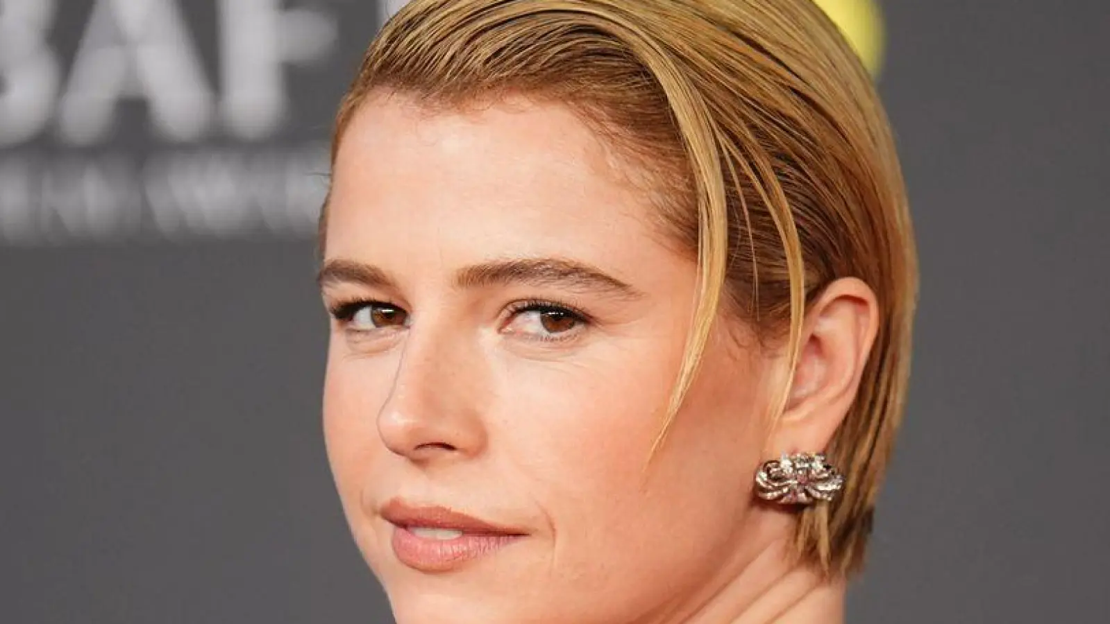 „Hamnet“-Schauspielerin Jessie Buckley erzählt, wie ein großzügiges Mitglied eines Privatclubs ihre Ausbildung bezahlte. (Archivbild) (Foto: James Manning/PA Wire/dpa)