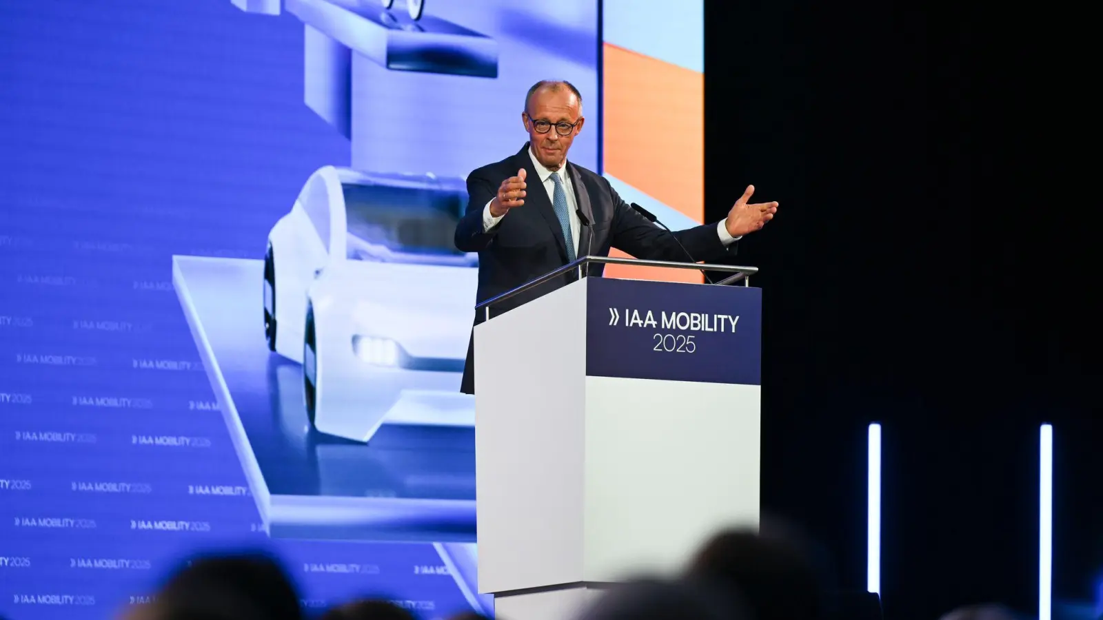 Kanzler Merz spricht bei der IAA-Eröffnung.  (Foto: Sven Hoppe/dpa)