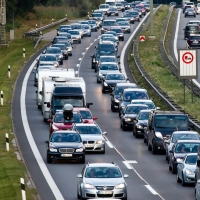 Auf der A8 in Richtung Salzburg hat sich der Verkehr am Samstag auf mehreren Kilometern gestaut. (Symbolbild) (Foto: Matthias Balk/dpa)