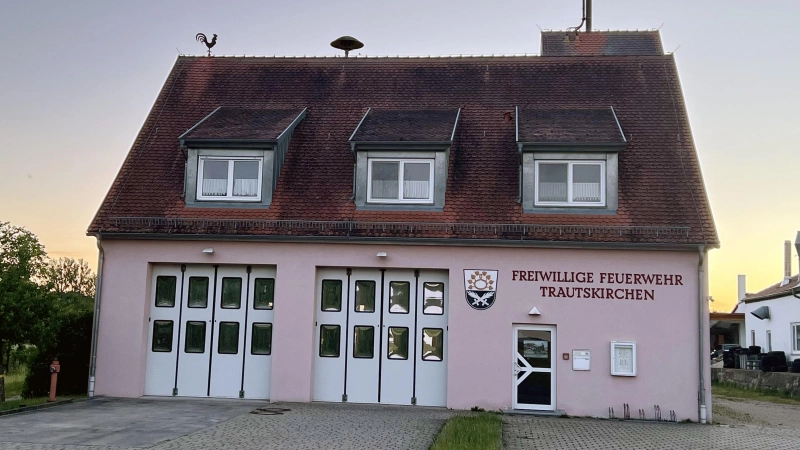 Durch die Teilnahme an einer Sammelbeschaffung des Landesfeuerwehrverbands (LFV) soll die Feuerwehr Trautskirchen ein neues Löschgruppenfahrzeug LF 10 erhalten. Allerdings passt der Fahrzeugtyp nicht ins Feuerwehrhaus. Deshalb soll erweitert werden. (Foto: Yvonne Neckermann)