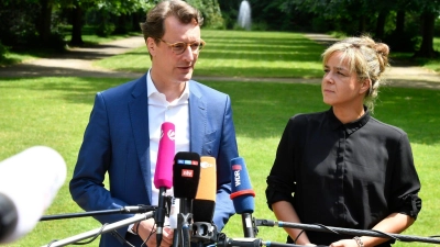 NRW-Ministerpräsident Hendrik Wüst und Grünen-Landeschefin Mona Neubaur verhandeln über eine Koalition. (Foto: Roberto Pfeil/dpa)