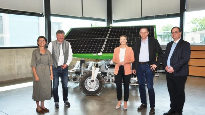 Zur Feier kamen auch die Hochschulrats-Vorsitzende Cornelia Horsch, der Leiter des Fachzentrums für Energie und Landtechnik, Norbert Bleisteiner, die bayerische Digitalministerin Judith Gerlach, Studiendekan Patrick Noack und Fakultätsdekan Wilhelm-Pflanz (von links). (Foto: Jonas Heckel)