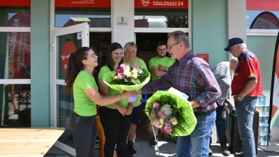 Bürgermeister Wolfgang Schmidt heißt Anne und Annika Winkler (von links) als Geschäftsführerinnen des neuen Baudenbacher Einkaufsmarktes willkommen. Im Hintergrund Alfred Winkler (Dritter von links). (Foto: Anita Dlugoß)