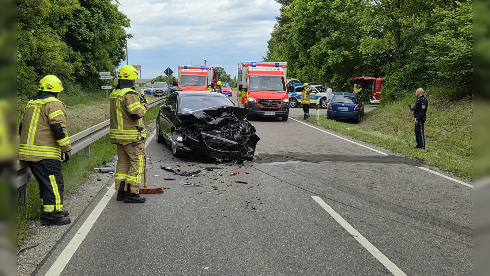 Bei dem heftigen Zusammenstoß auf der Staatsstraße bei Markt Erlbach, am Ortsausgang in Richtung Linden, nahmen nicht nur die drei beteiligten Autos, sondern auch fünf Menschen Schaden. (Foto: Kreisfeuerwehrverband Neustadt/Rainer Weiskirchen)