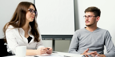 Durch Gespräche am Arbeitsplatz hat man die Chance, die eigene Persönlichkeit zu zeigen und Beziehungen zu Kollegen aufzubauen.  (Foto: Pexels)