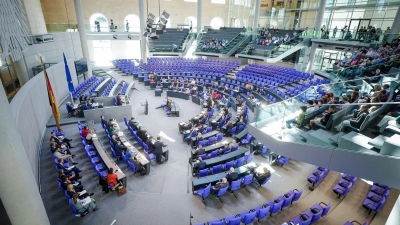 Mit derzeit 736 Abgeordneten ist der Bundestag das größte frei gewählte Parlament der Welt. Das neue Wahlrecht deckelt die Zahl der Sitze nun bei 630. (Foto: Kay Nietfeld/dpa)