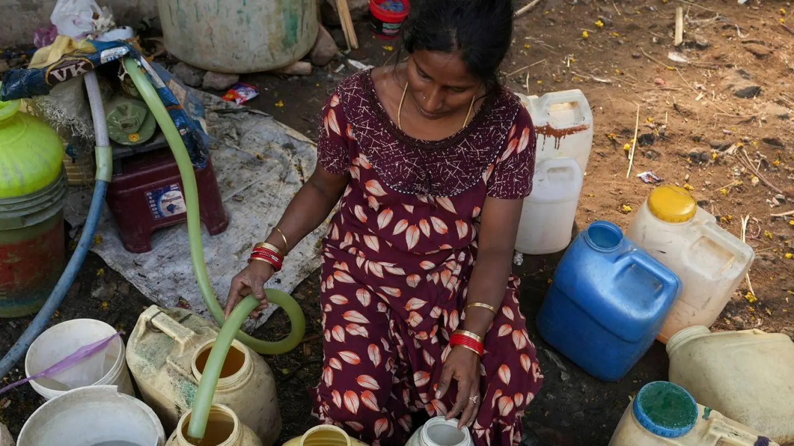 Der Zugang zu sauberem Trinkwasser ist in vielen Gegenden der Welt keine Selbstverständlichkeit. Die Klimakrise verstärkt das Problem zusätzlich. (Foto: Mahesh Kumar A./AP/dpa)