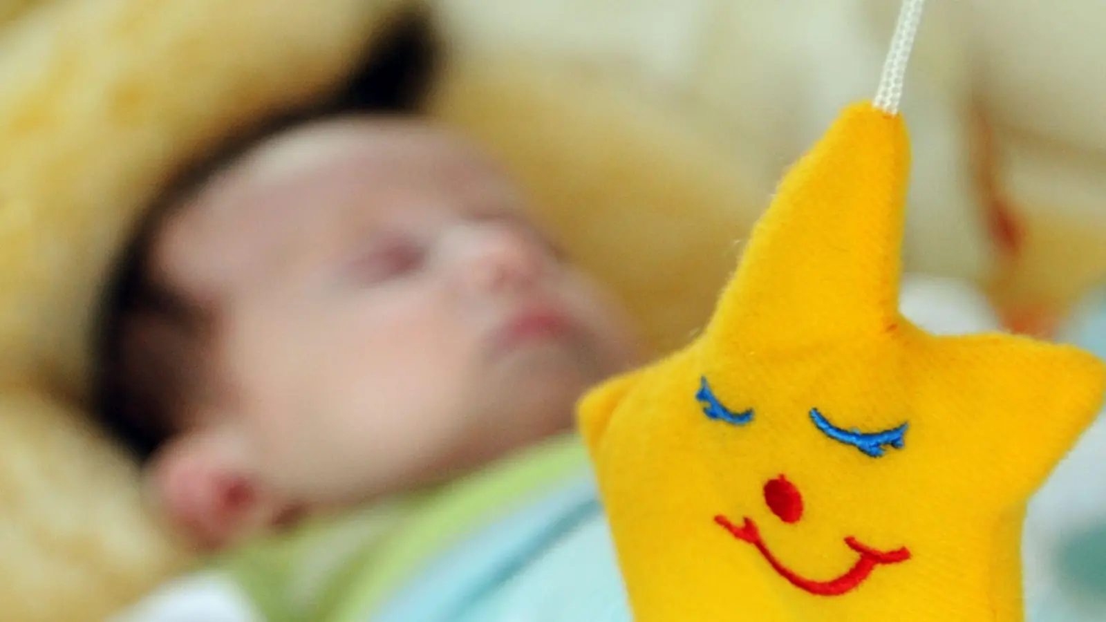 Wiegenlieder gibt es in etlichen Gesellschaften weltweit. (Archivbild) (Foto: Armin Weigel/dpa)