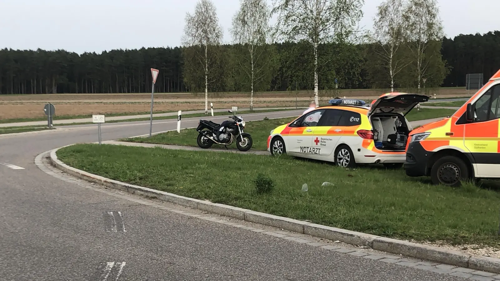 Ein Motorradfahrer ist bei Hergersbach mit seiner Suzuki tödlich verunglückt. Die Maschine stand später am Rand des Kreisverkehrs. (Foto: Florian Pöhlmann)