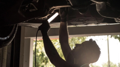 Verschlissene Stoßdämpfer erhöhen das Unfallrisiko: Regelmäßige Wartungen und fachmännische Kontrolle sorgen für mehr Sicherheit und Fahrkomfort. (Foto: Robert Günther/dpa-tmn)