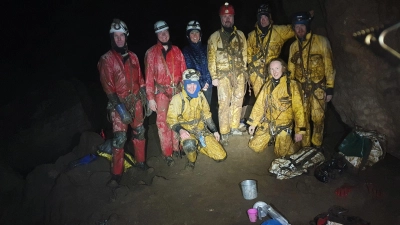 Das neunköpfige Elite-Team der Southern Tasmanian Caverneers stellte in den Höhlensystemen Niggly und Growling Swallet in Tasmanien einen neuen Rekord für die tiefste Höhle Australiens auf. (Foto: -/The Southern Tasmanian Caverneers/dpa)