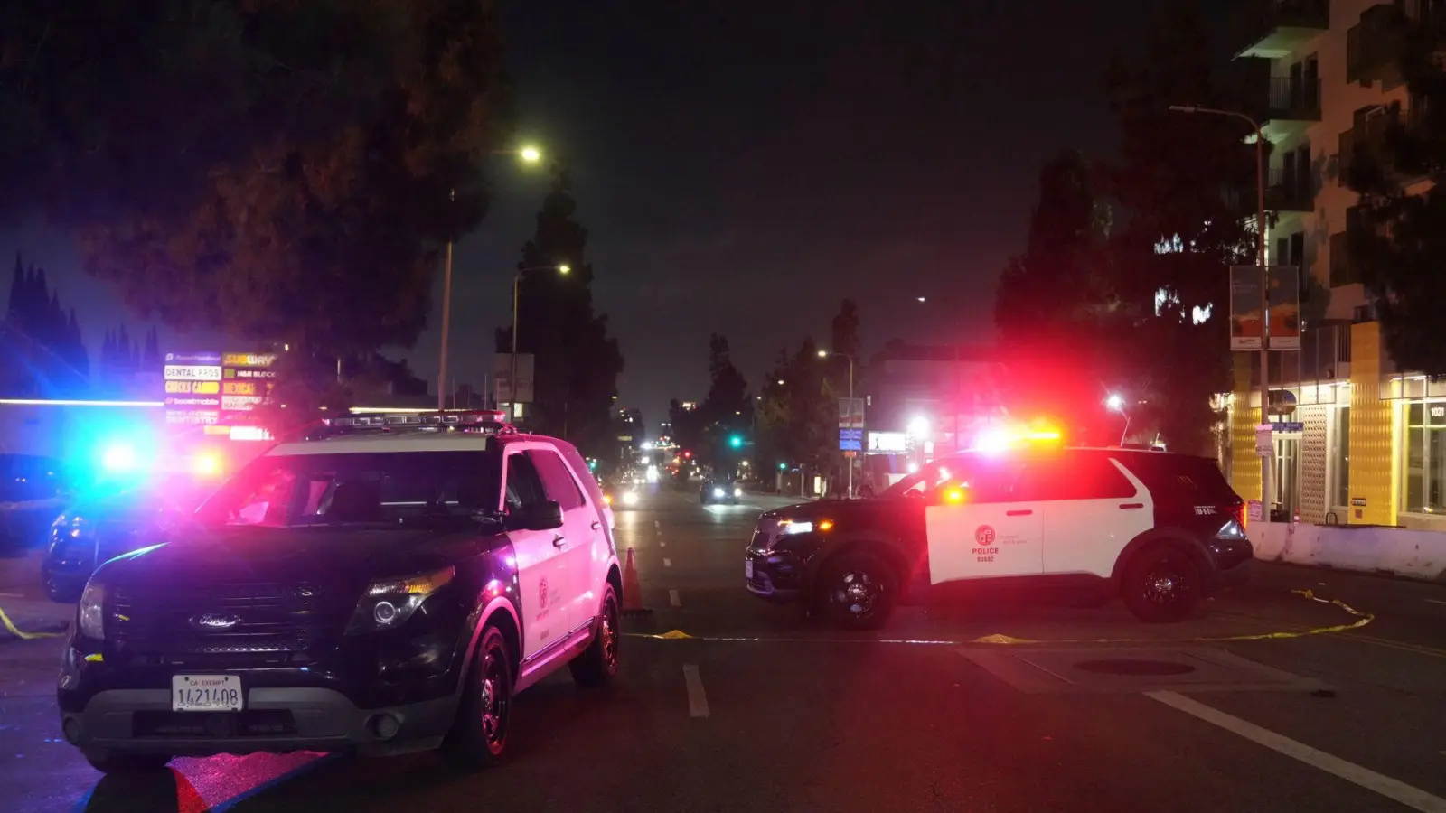 Viele Menschen wurden verletzt, als ein Auto vor einem Club in Hollywood in die Menge fuhr.  (Foto: Damian Dovarganes/AP/dpa)