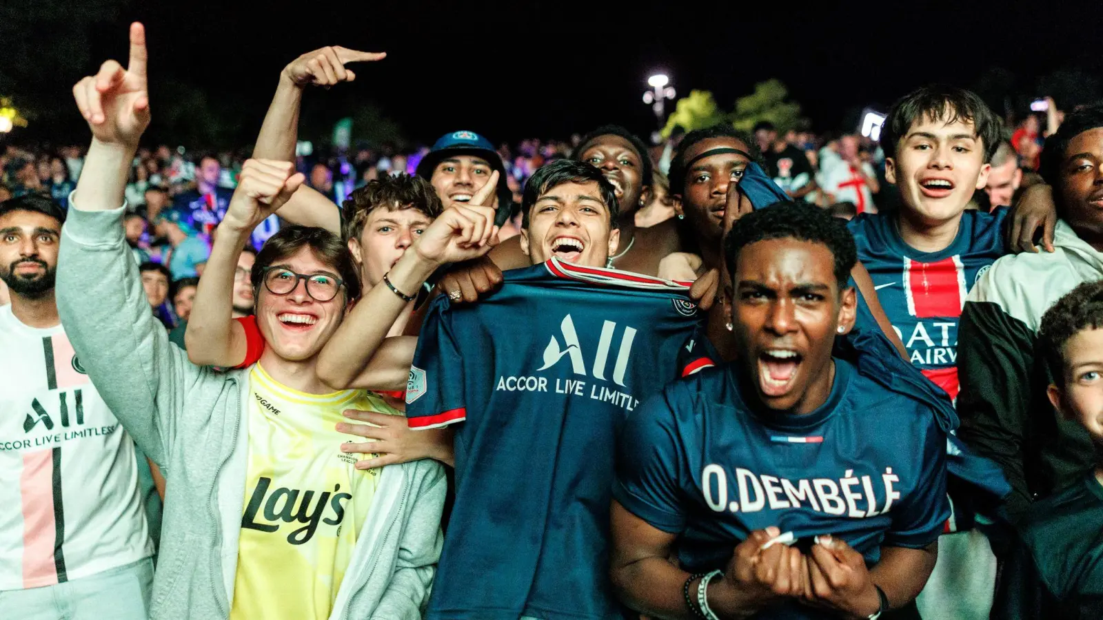 Nach Polizeiangaben verfolgten allein im Münchner Olympiapark in der Spitze etwa 23.000 Menschen das Finale der Champions League.  (Foto: Matthias Balk/dpa)