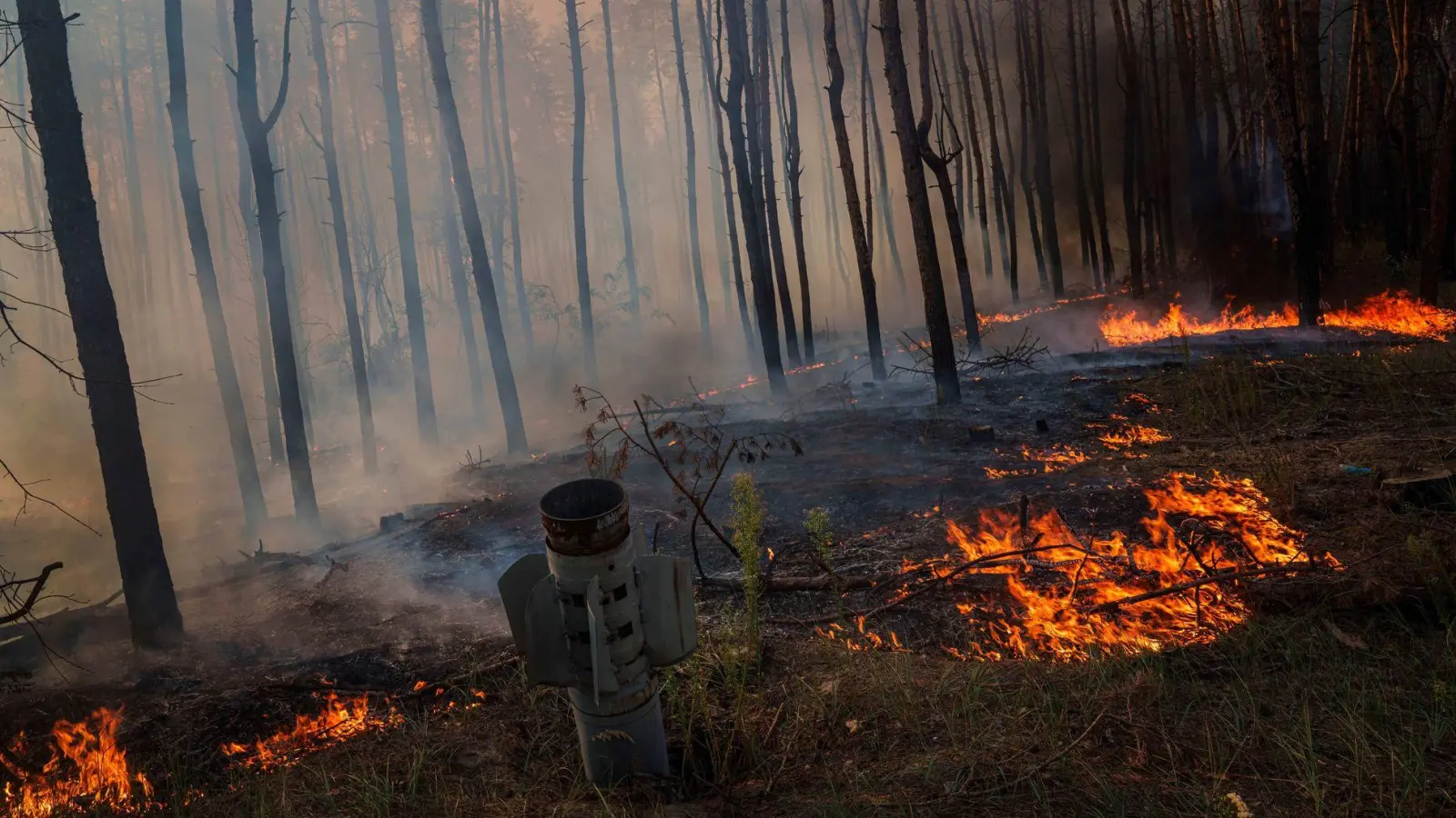 Der Krieg entfacht viele Brände wie hier nach einem russischen Angriff in der Nähe von Slowjansk. (Archivbild) (Foto: Evgeniy Maloletka/AP/dpa)